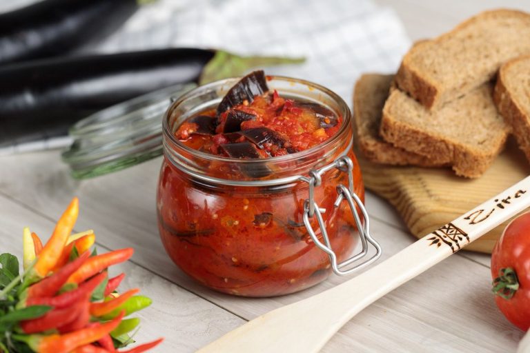 Баклажани в томаті на зиму: смачний рецепт!