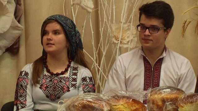 Дочка прuвезла на західну Україну, нареченого з Росії, знайомитися з батьками. Заходить мама до хати, а зять під столом сидить