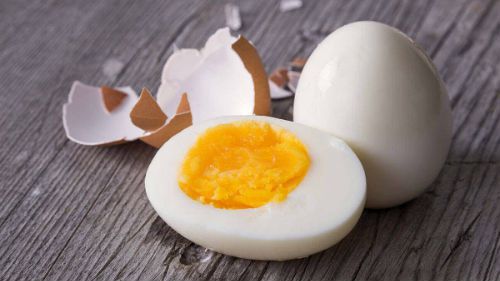 Лайфхак, який дозволяє легко очистити шкаралупу варених яєць! Весь секрет у…