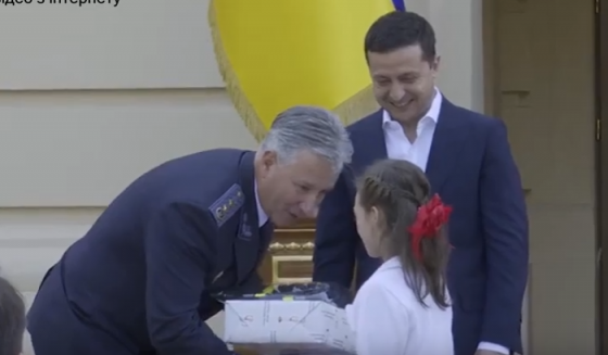 Президент України сьогодні нагородив 11-річну закарпатку. Стало відомо за що..