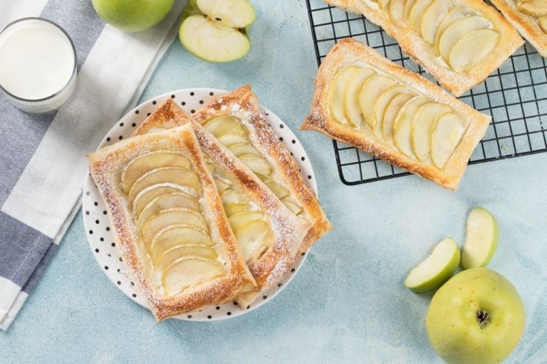 Яблучні слойки з листкового тіста! Смачні та красиві слойки з яблуками приготувати дуже просто!