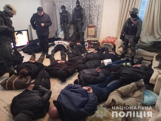 Всередині зачинилися два десятки чоловіків у масках! У Києві спецназ штурмом узяв квартиру!  (Фото, Відео)