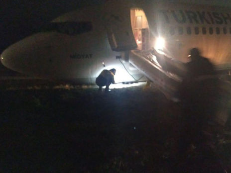 Через потужний вітер! В Одесі Boeing 737 із пасажирами здійснив жорстке приземлення! (Відео)