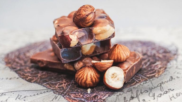 Чому шоколад з горіхами є небезпечним для здоров’я!