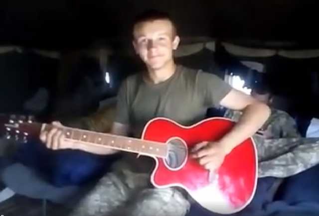 “Мамо, не плач”: Мережу вразuло відео з останньою піснею 19-річного бійця ЗСУ, який заruнув на Донбасі