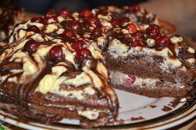 Шоколадний торт з ягодами і ніжним кремом — «Вишневий поцілунок»!