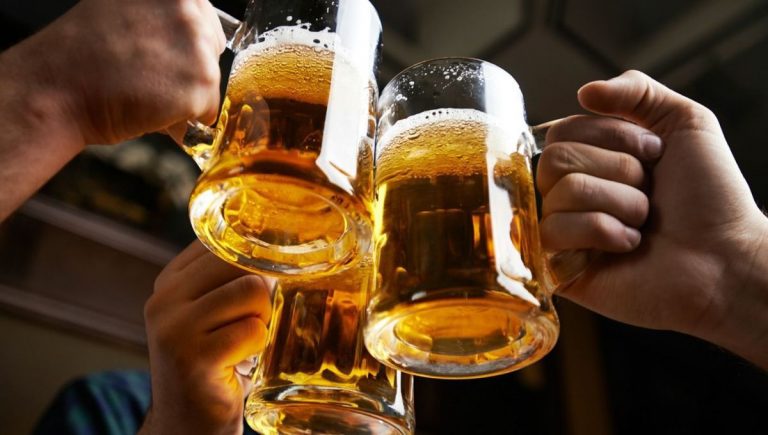 7 незвичайних способів використання пива в побуті!  Виявляється, пінний напій можна не тільки пити!