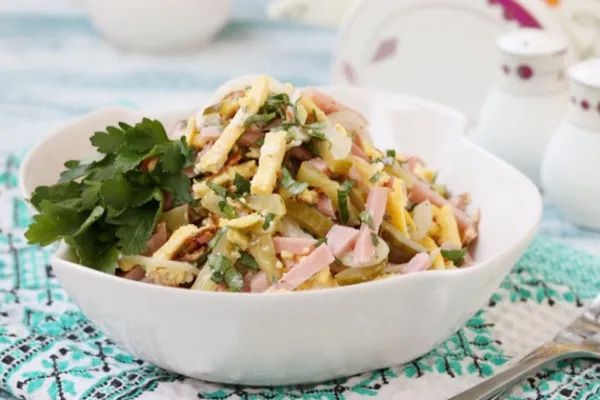 Салат з солоними огірками, омлетом і шинкою — смачна і ситна страва на кожен день!