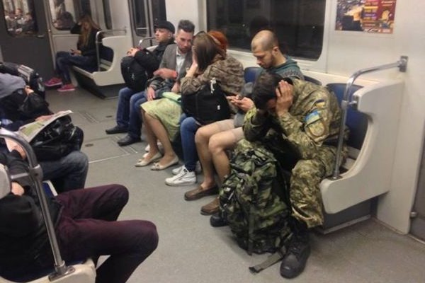 “Я тебе в АТО не посилала”: у Києві в метро стався скандал з учасником бойових дій