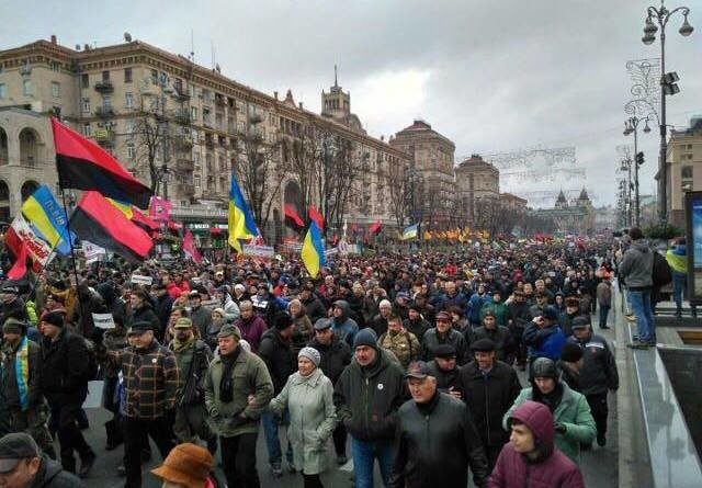 Ми не рaби! Тисячі українців йдуть на Кабмін (Фото+відео)