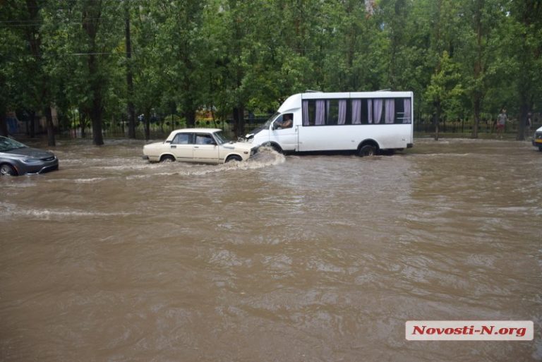 Миколаїв затопило, тече ріка: машини по дах у воді, пішоходи стали плавцями (фото, відео)