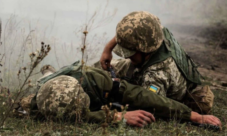 Загострення на передовій. На Донбасі ворожий снайпер попав в українського військового..