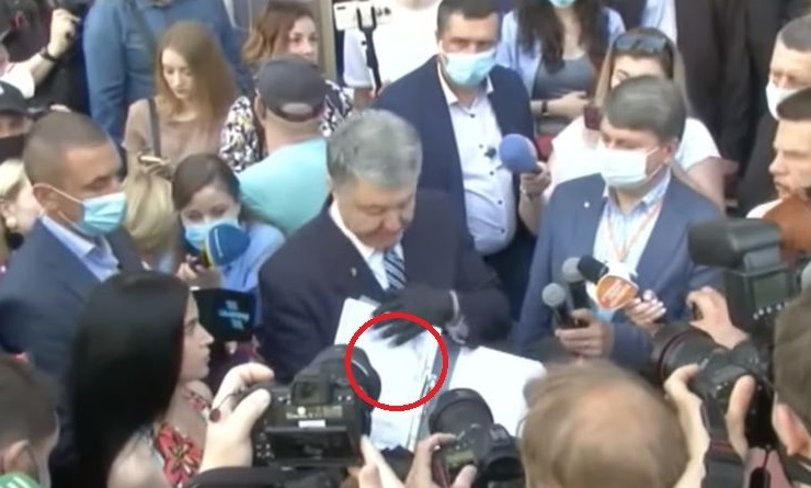 Порошенко зараз виходить з ДБР і звертається прямо до Зеленського,  показавши на всю Україну ЦЕЙ документ (Відео)