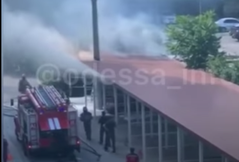 Місцеві жителі в паніці! На відомому українському курорті серед людей стався потужний вибух… (Відео)