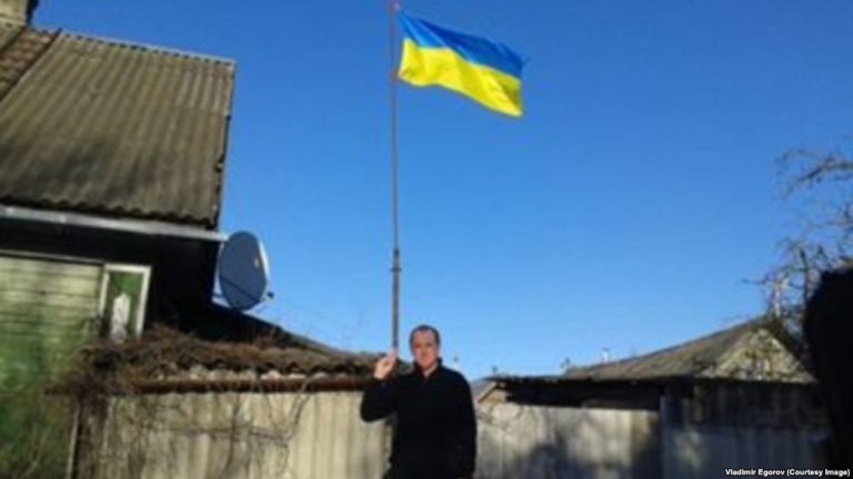 “Не всі тут зомбі”: Росіянин оголосив свої 22 “сотки” територією України і повісив біля дому український прапор…