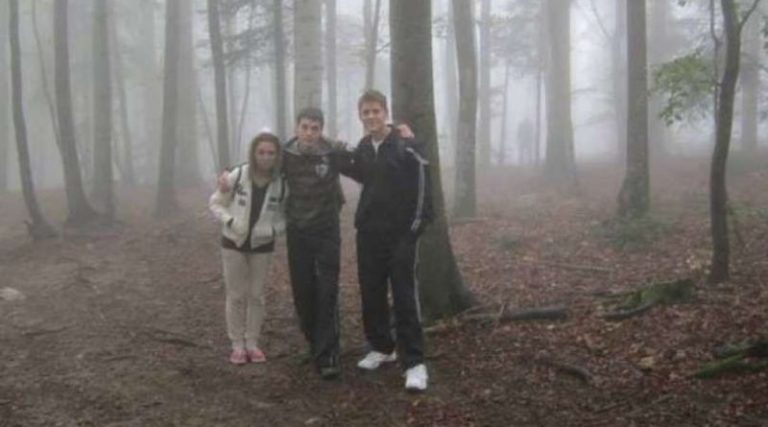 Підлітки зробили фото в лісі, а після перегляду знімка вони виявили дещо, що за ними стежить…