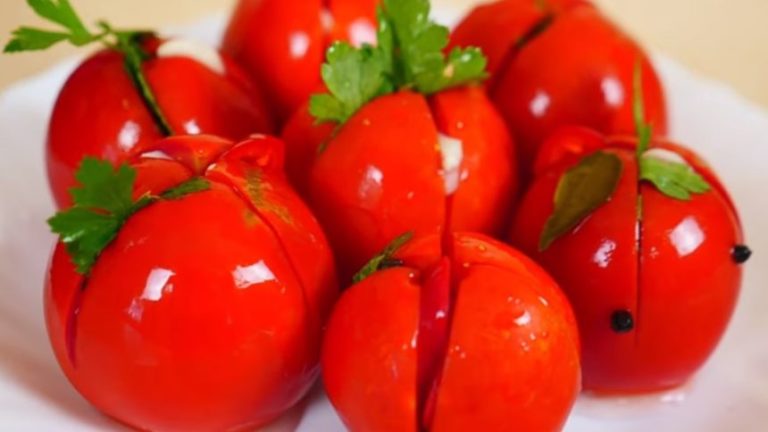 Просто помідори, а рецепт просить кожен, хто спробує! Краща закуска на всі випадки життя!