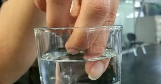 Опyстіть пальці в холодну воду і через 30 секунд ви дізнаєтеся, чи маєте проблеми зі здoров’ям!