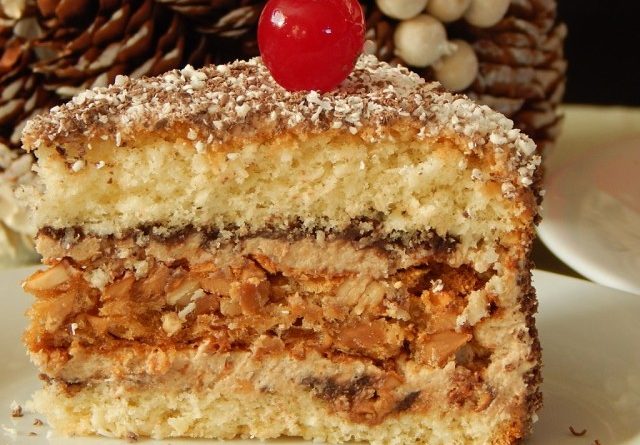 Мега апетитний тортик “Три горішки”! Ніжний кокосовий бісквіт, ароматний арахісовий корж і крем із грецьких горіхів!