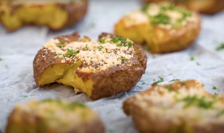Хрустка розчавлена картопля в духовці — незвичайний, але дуже простий рецепт!