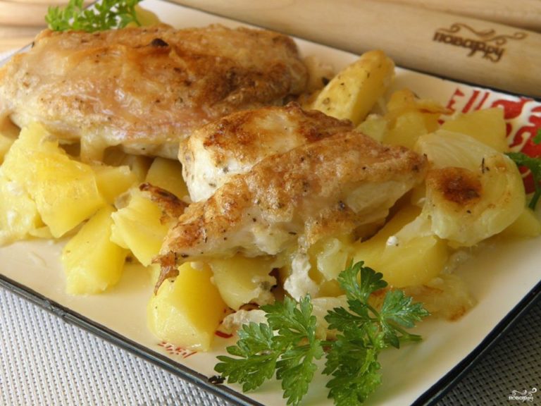 Готуємо смачну картоплю з куркою в духовці під соусом!