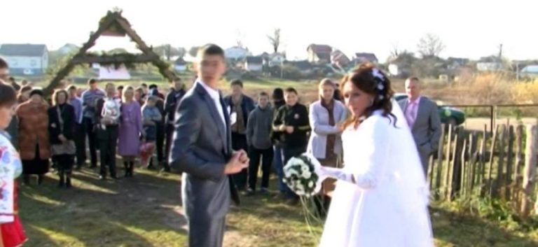 Під час весілля молодuй крикнув гостям, що любuть іншу. Вона була теж на весіллі і він на неї показав..