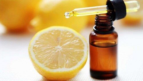 Вичавіть 1 лимон, змішайте з 1 столовою ложкою оливкової олії, і ви запам’ятаєте це до кінця вашого життя!