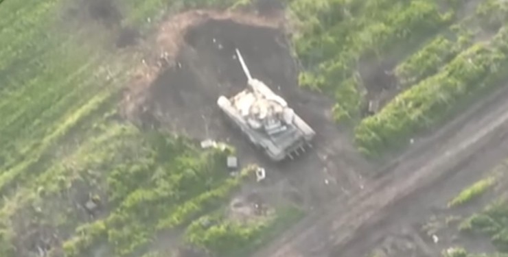 Знайшли слабке місце: як дрони ЗСУ знищують танки РФ радянськими гранатами (відео)