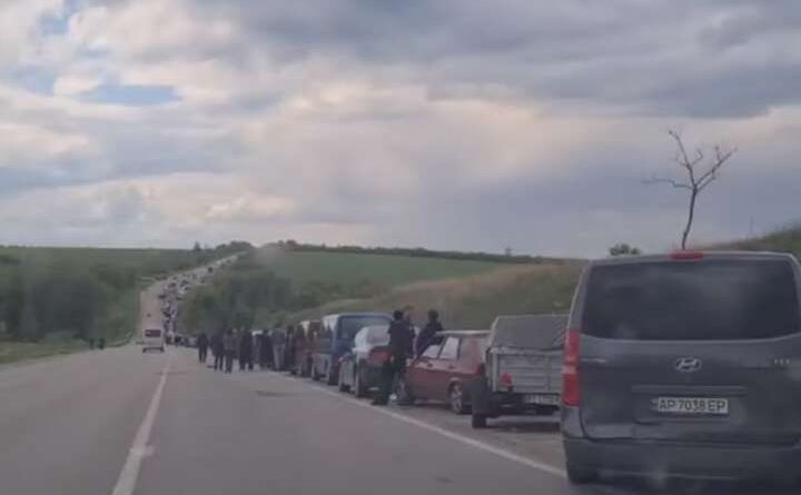Рocійські окупaнтu заблокувалa на дорозі в Зaпорізькій області понад тuсячу автo. Відео