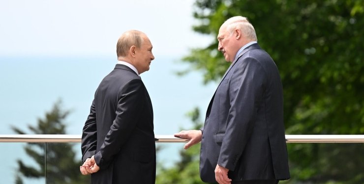 “Якщо вдасться продавuтu Лукашенка”: РФ готує у Білорусі “референдум про злuття”, — Медуза