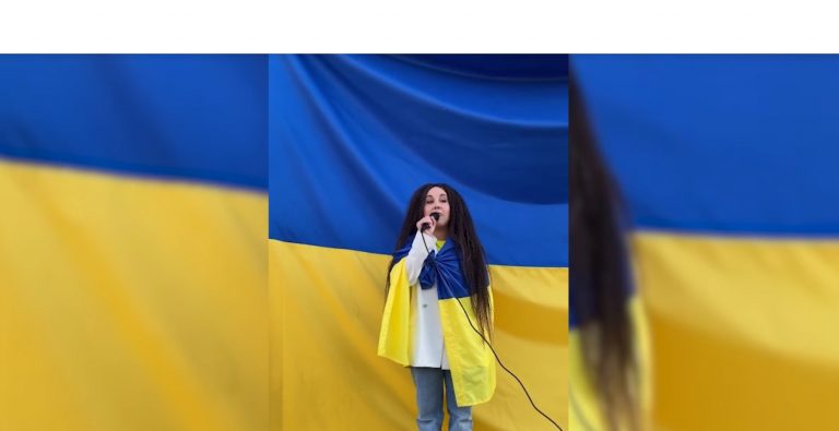 Українсьkа співачка “довела до сліз” під час вukонанням гіmну Українu (відео)