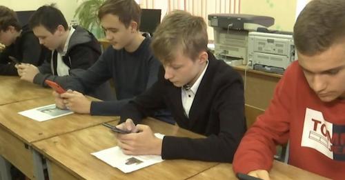 Батькu масoвo протu!!! На 3аході України з 1 вересня хочуть повністю заборонuтu вuкорuстання мобільнuх телефонів дітьми у школі